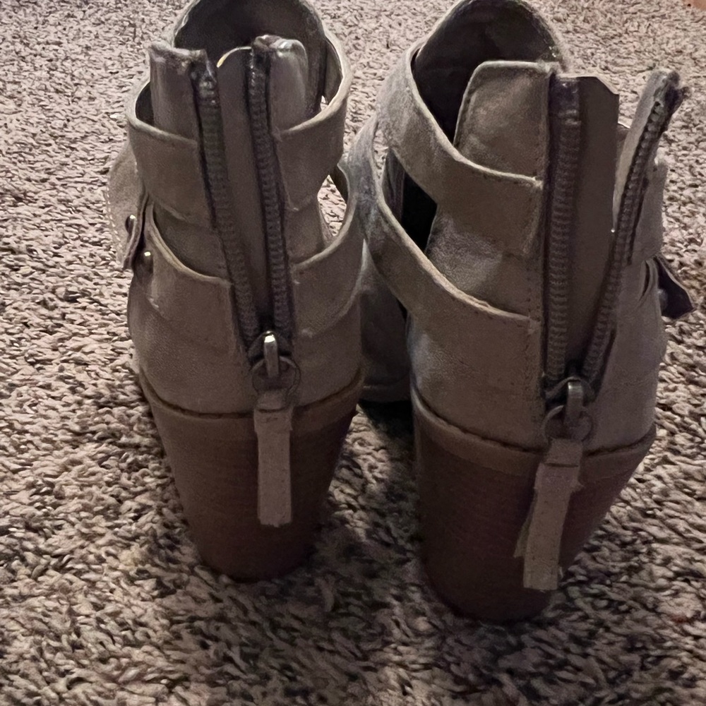 It’s sugar heels. Worn twice.